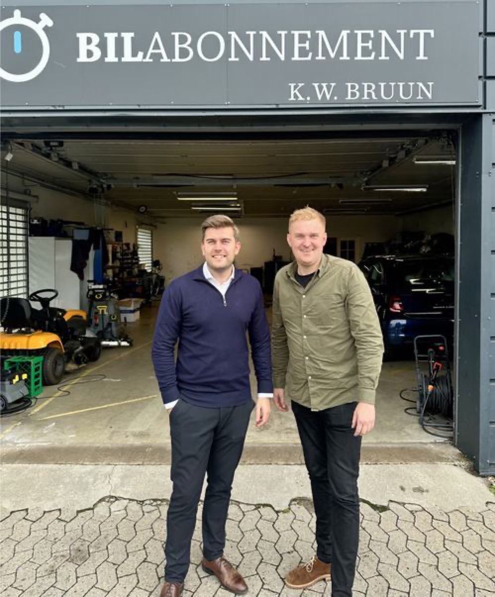 Esben Slot Jacobsen (afdelingsleder, Bilabonnement) og en Gire-repræsentant foran K.W. Bruuns garage
