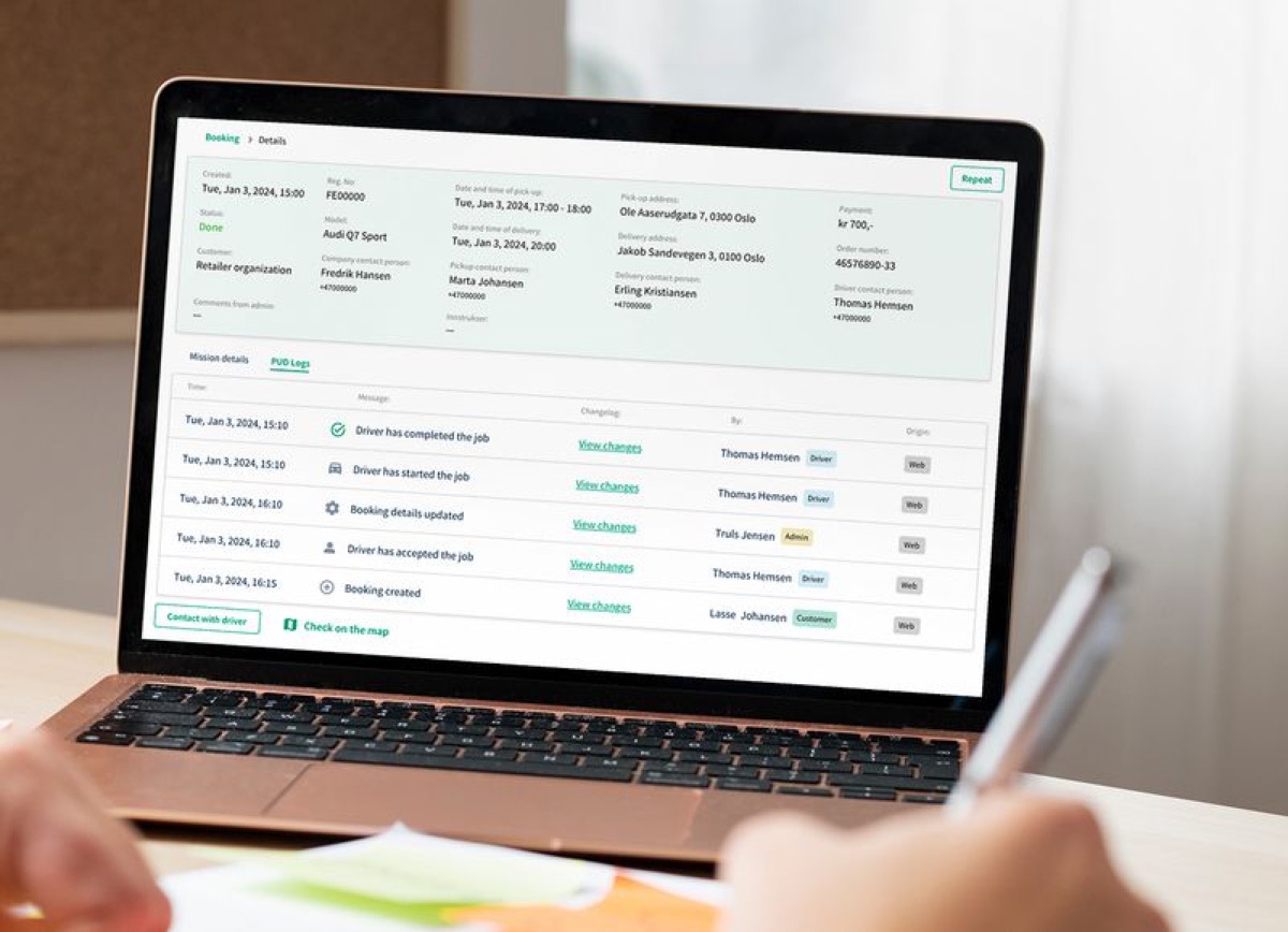 Laptop med Gires bokningsdetaljsida och aktivitetslogg med föraråtgärder och tidsstämplar