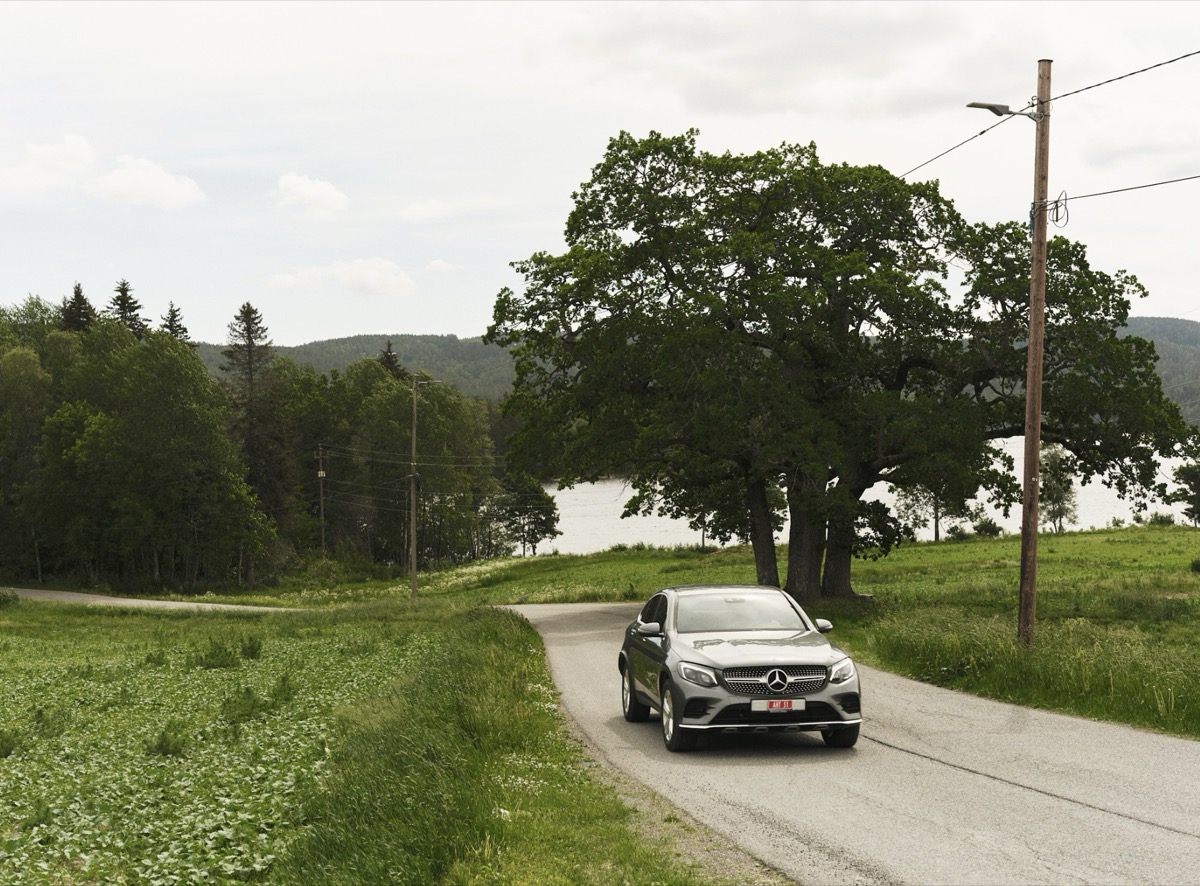 Mercedes-Benz GLC med røde prøveskilter på en norsk landevei ved et vann