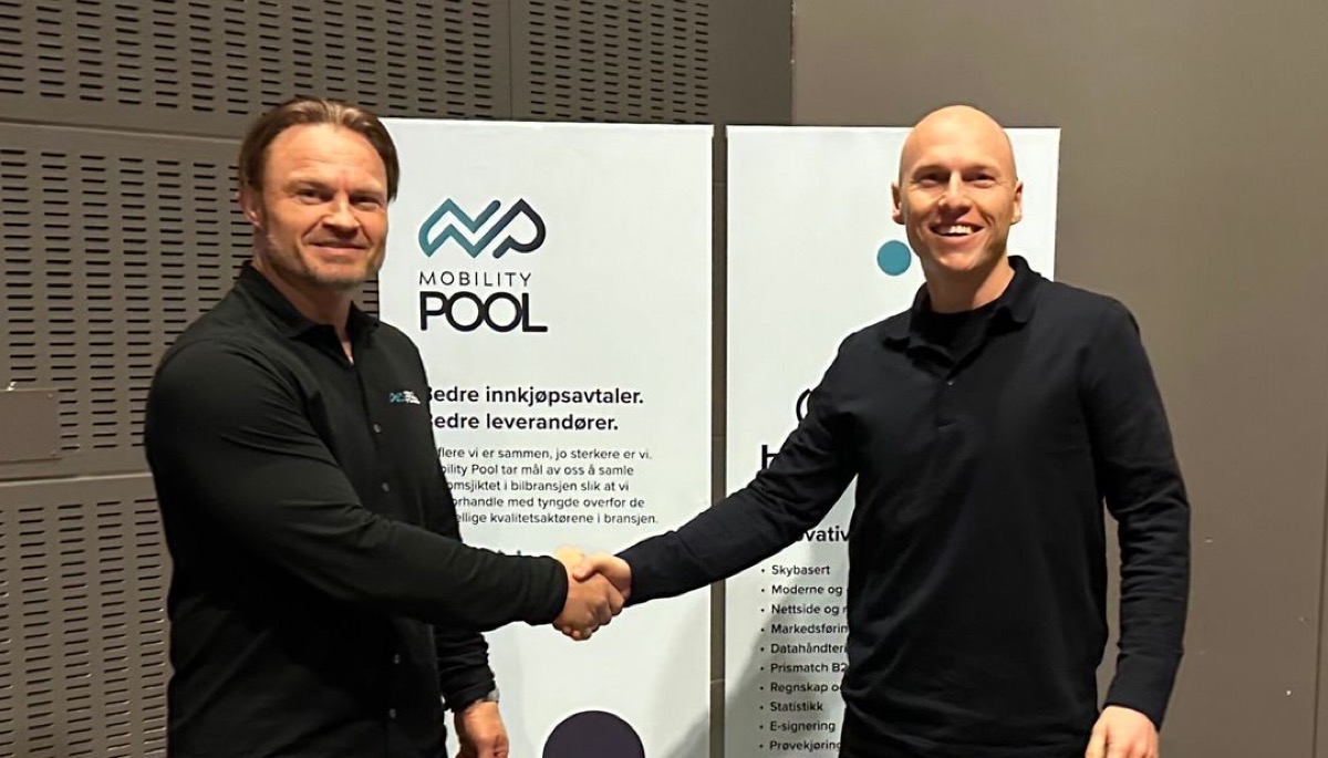 Robert Martinsen (CEO, Fragus Group) og Kristoffer Due-Sørensen (landsjef, Gire Norge) gir hverandre hånden ved Mobility Pool-standen