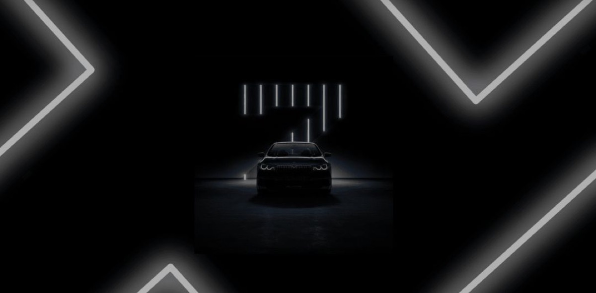 Filmisk reklamebillede af en luksusbils silhuet i et mørkt studie med neonlys, Hertz Danmark x Gire