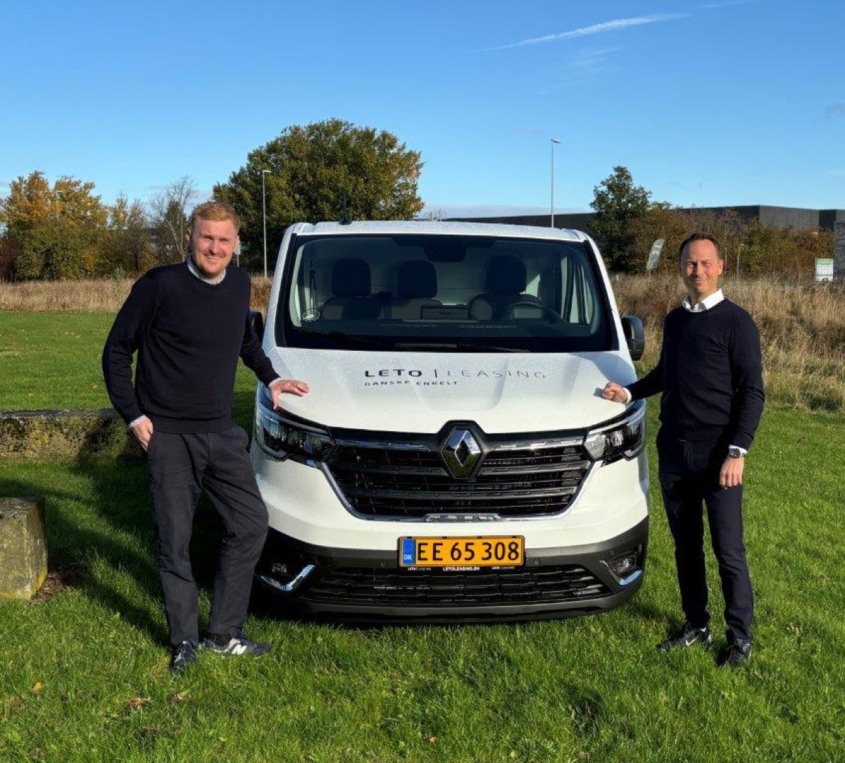 To mænd foran en hvid Leto Leasing-brandede Renault varebil på en solrig dag