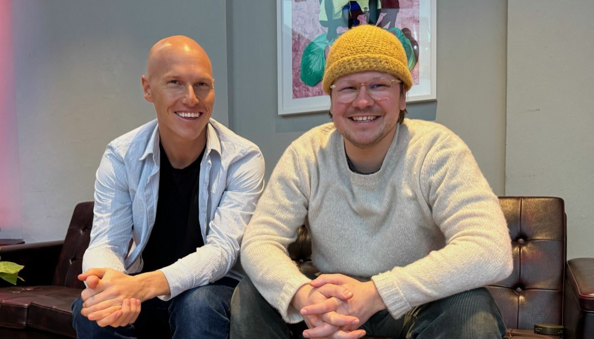 To menn som sitter i en skinnsofa og smiler, profil av Gire Norges nye sjef