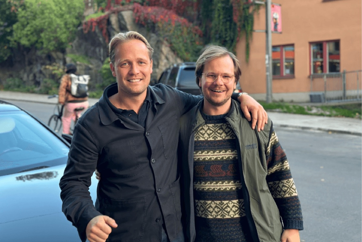 Elias Graffman, ny Country Manager för Gire Mobility Sverige, och medgrundare och koncern-VD Stian Berentsen på en gata i Stockholm