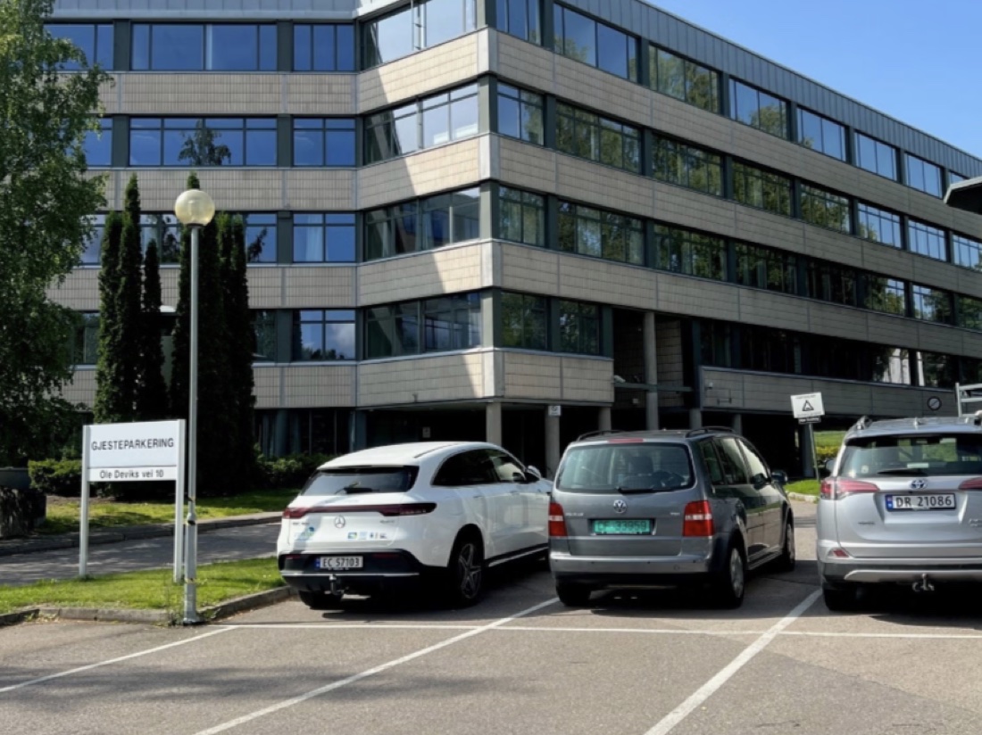Utendørs parkering foran kontorbygget i Ole Deviks vei 10